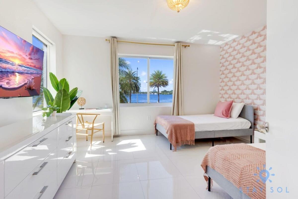 Free Parking, Bay View, Pool, Step To Beach Hollywood Exterior photo